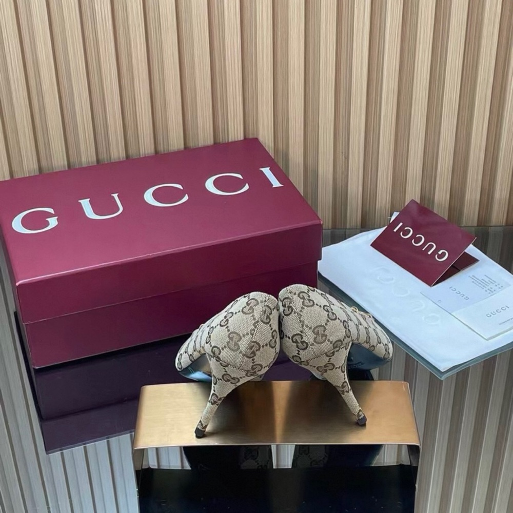 Gucci Beige Patterned Heels with Gold Details - Picture 9 of 9